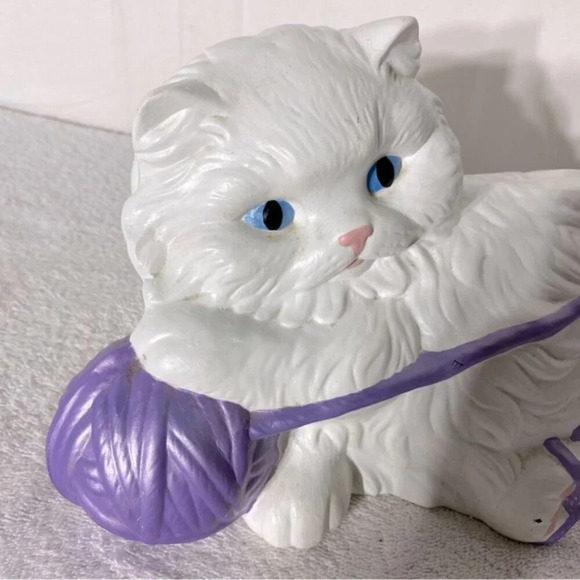 Vintage 1984 White Ceramic Cat Statue Playing W Purple Ball Of Yarn Kitty  Meow - Picture 3 of 16